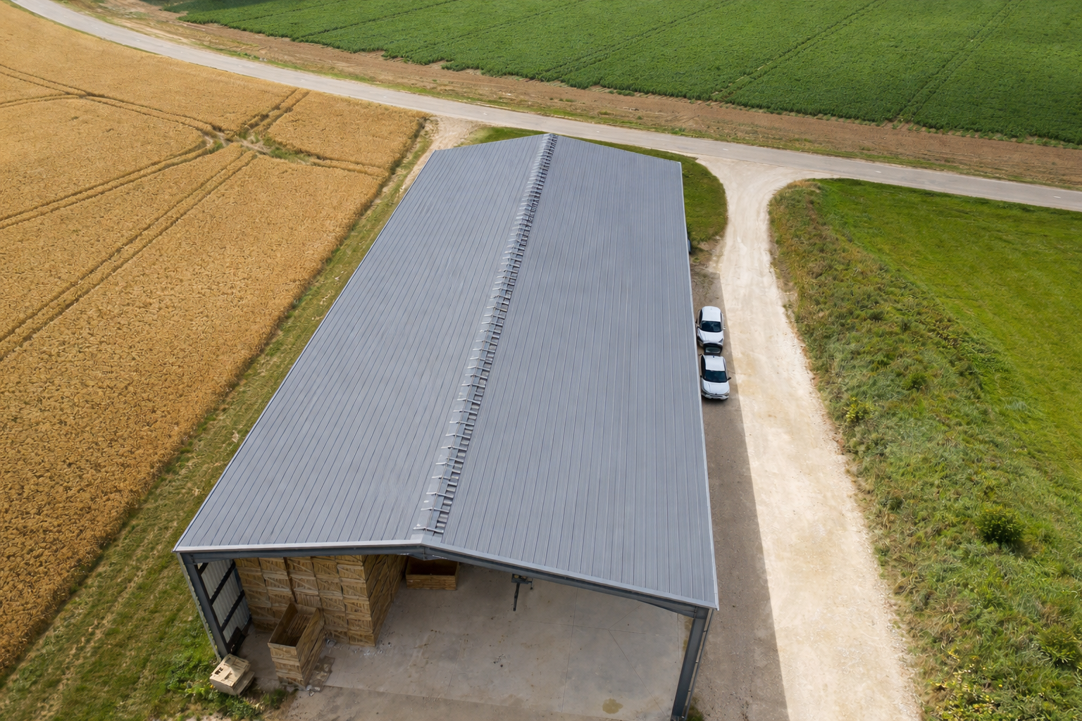Hangar métallique bipan en structure acier avec toiture double pente